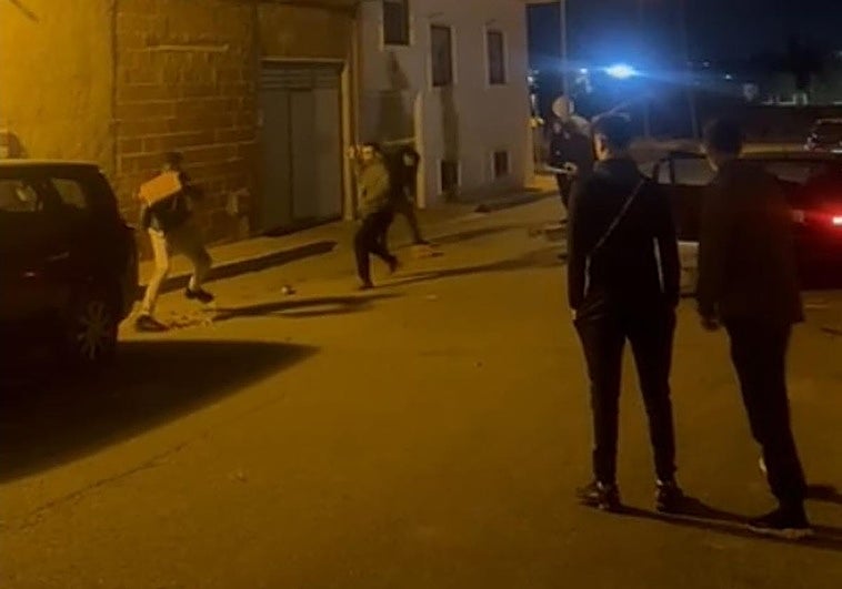 Un herido en una pelea multitudinaria a ladrillazos en un parque de Fortuna